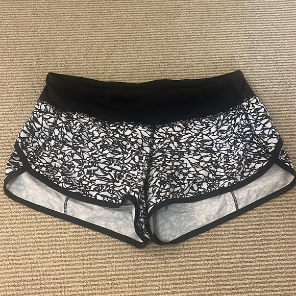 Lululemon Speed Up Low-Rise Lined Short 2.5 - Picture 1 of 3